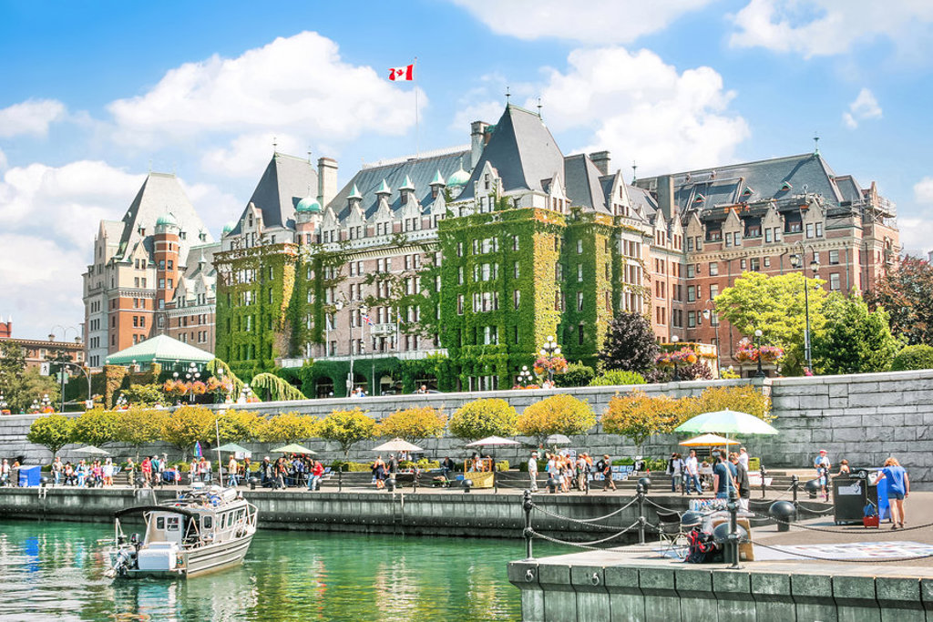 Haven van Victoria met het Fairmont Empress Hotel en Canadese vlag, tijdens groepsrondreis Canada West.