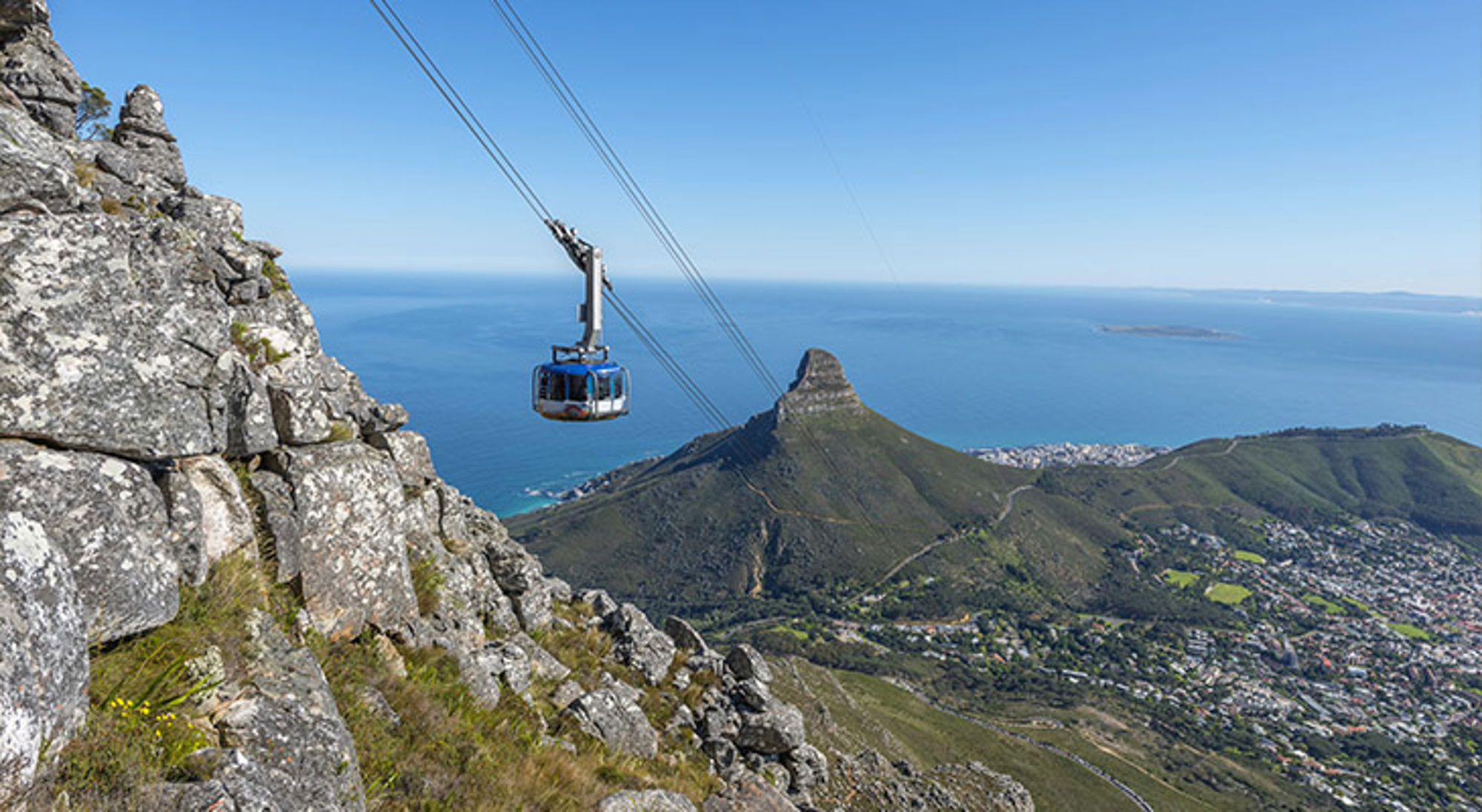 Kaapstad Zuid-Afrika Kabelbaan naar de Tafelberg met uitzicht op Lion’s Head en de kust bij Kaapstad.