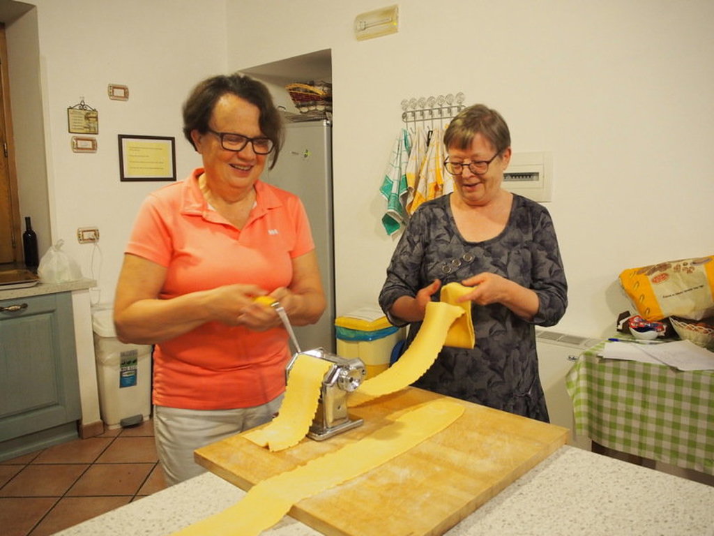 Pasta maken in een Italiaanse keuken tijdens wandelvakantie aan de Amalfikust.