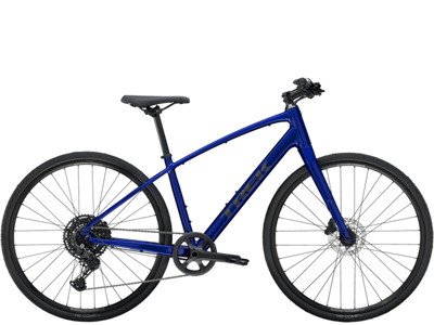 Blauwe mountainbike met schijfremmen en brede banden, zijaanzicht.