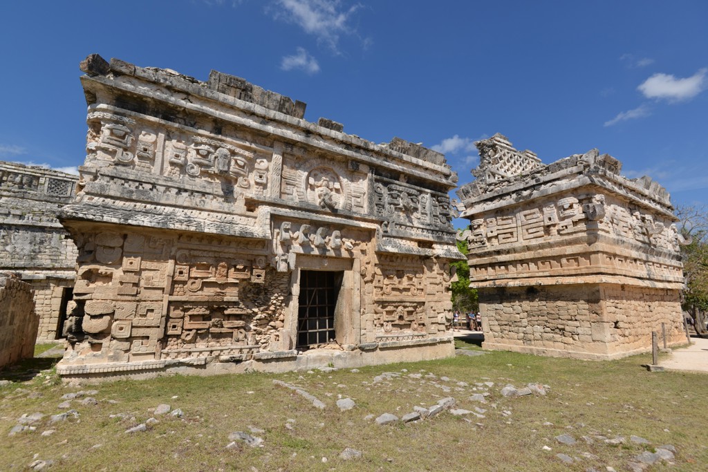 Maya-ruïnes met rijk versierde stenen gevels in Mexico tijdens een 22-35ers groepsrondreis.