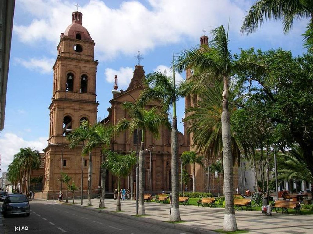 Klokkentoren en kerkkoepels in een historische stad tijdens de groepsrondreis Bolivia en Chili.