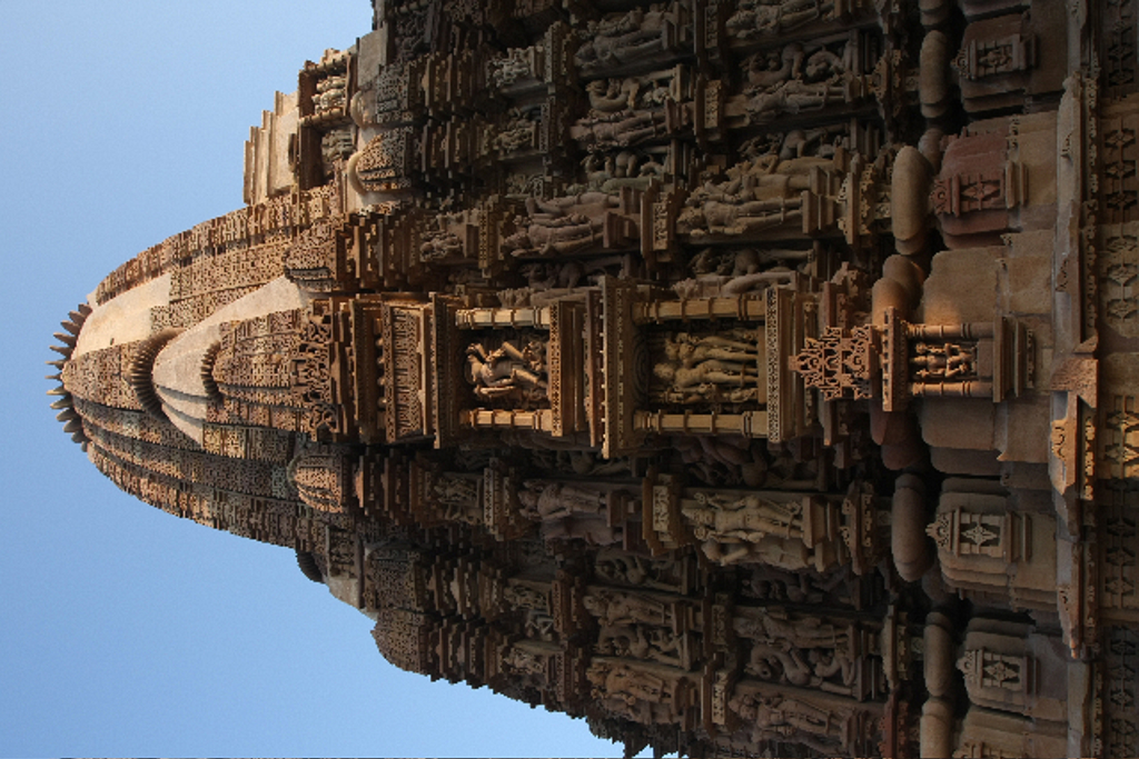 Gedetailleerde hindoetempel met beeldhouwwerken in India tijdens de groepsrondreis tijgerreis.