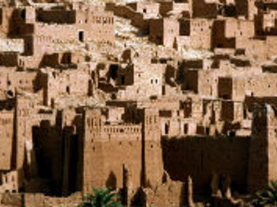 Kasbah-vesting en lemen huizen in een Marokkaans dorp langs de Route Marokko.