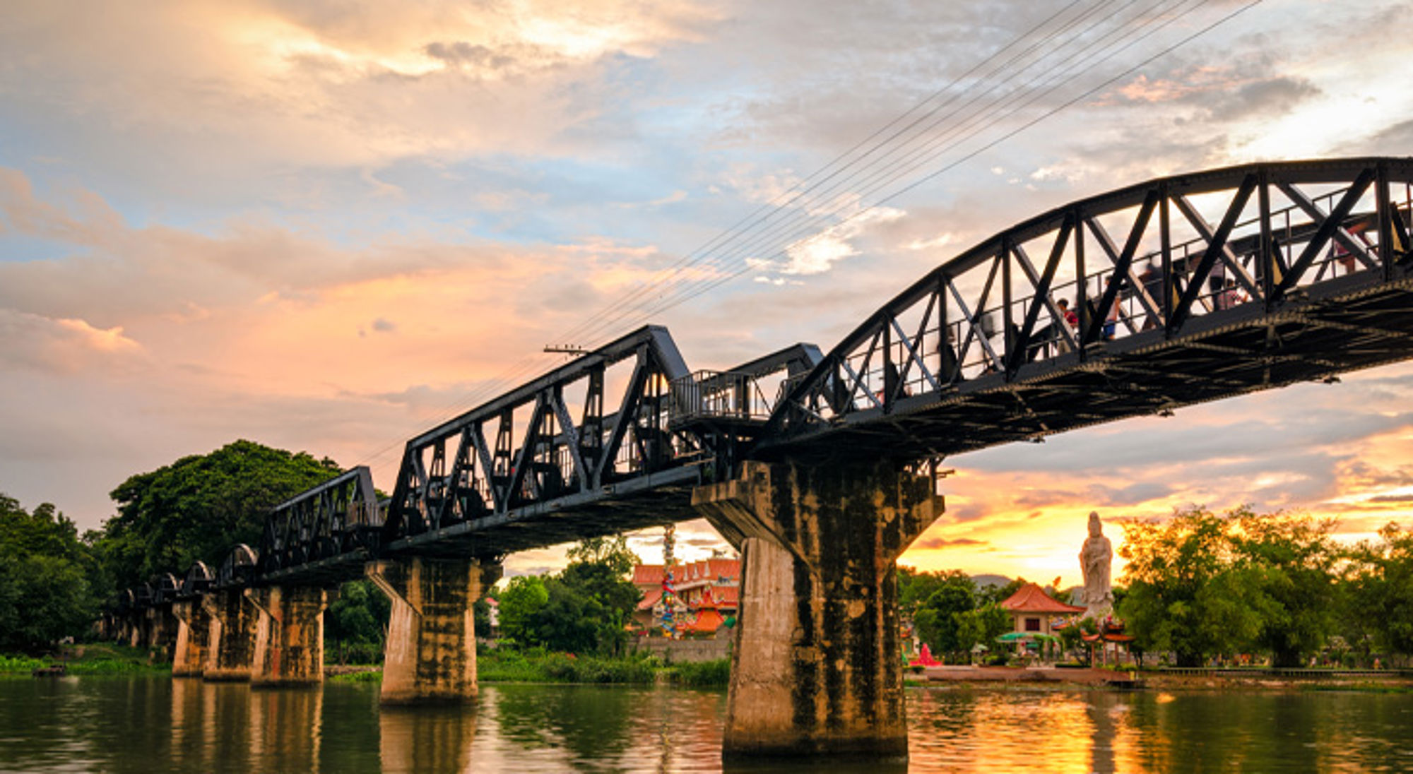 Brug rivier Kwai Kanchanaburi Brug over de rivier Kwai bij zonsondergang in Kanchanaburi, Thailand.