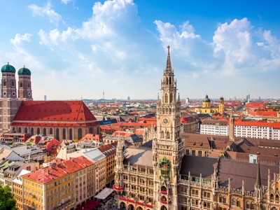Uitzicht over München met de Frauenkirche en het Neues Rathaus op de Marienplatz tijdens de Route Centraal Europa.