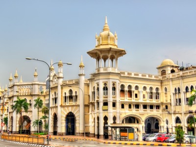 Sultan Abdul Samad Building in Kuala Lumpur, Maleisië, met gouden koepels en bogen langs de straat.