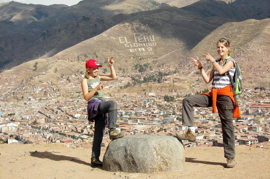 Lama’s op een bergweide in Peru tijdens een familiereis langs Inca-erfgoed.