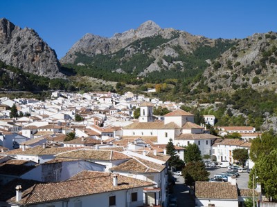 Wit Andalusisch bergdorp Grazalema met kerk en terracotta daken, omringd door de Sierra de Grazalema.
