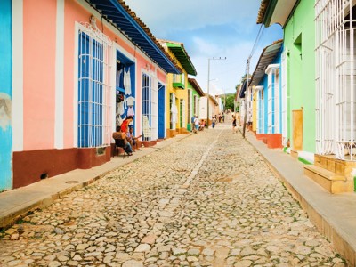 Kleurrijke straat met kasseien en pastelhuizen in Trinidad, Cuba.