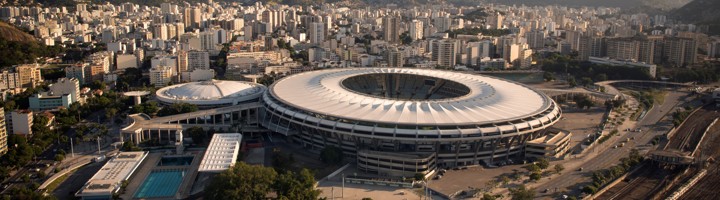 het Maracanã-stadion in Rio de Janeiro, met de stad en bergen op de achtergrond.