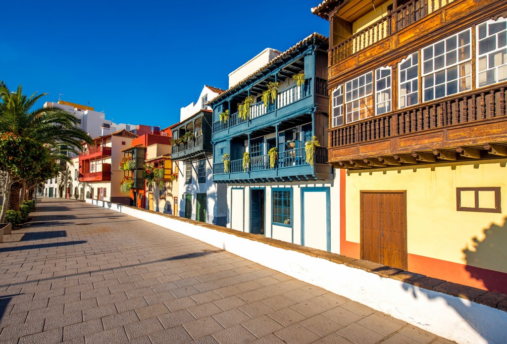 Gekleurde koloniale huizen met houten balkons langs de boulevard in Santa Cruz de La Palma, Spanje.