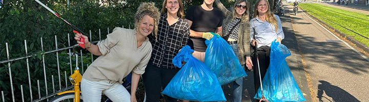 Sawadee-collega’s ruimen zwerfafval op tijdens World Cleanup Day met grijpers en volle vuilniszakken.