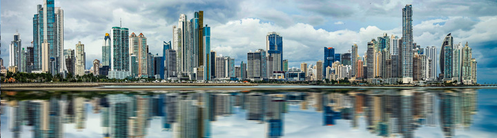 Skyline van Panama-Stad met moderne wolkenkrabbers aan de kust en weerspiegeling in het water.