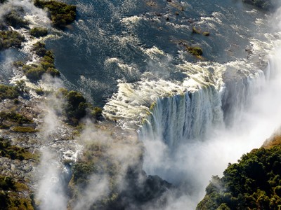 de Victoria Falls met nevel boven de Zambezi-rivier.
