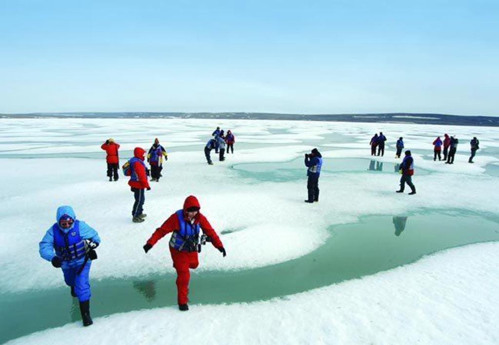 Wandelaars in sneeuwlandschap tijdens groepsrondreis van IJsland naar Groenland en Spitsbergen.