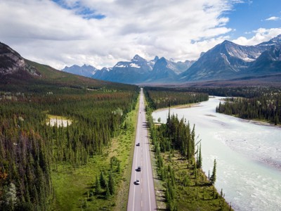 Lange weg langs rivier door de Canadese Rockies, Route Canada.