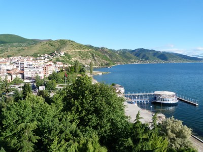 Uitzicht op Pogradec aan het Ohridmeer, met promenade en bergen op de Route Albanië.