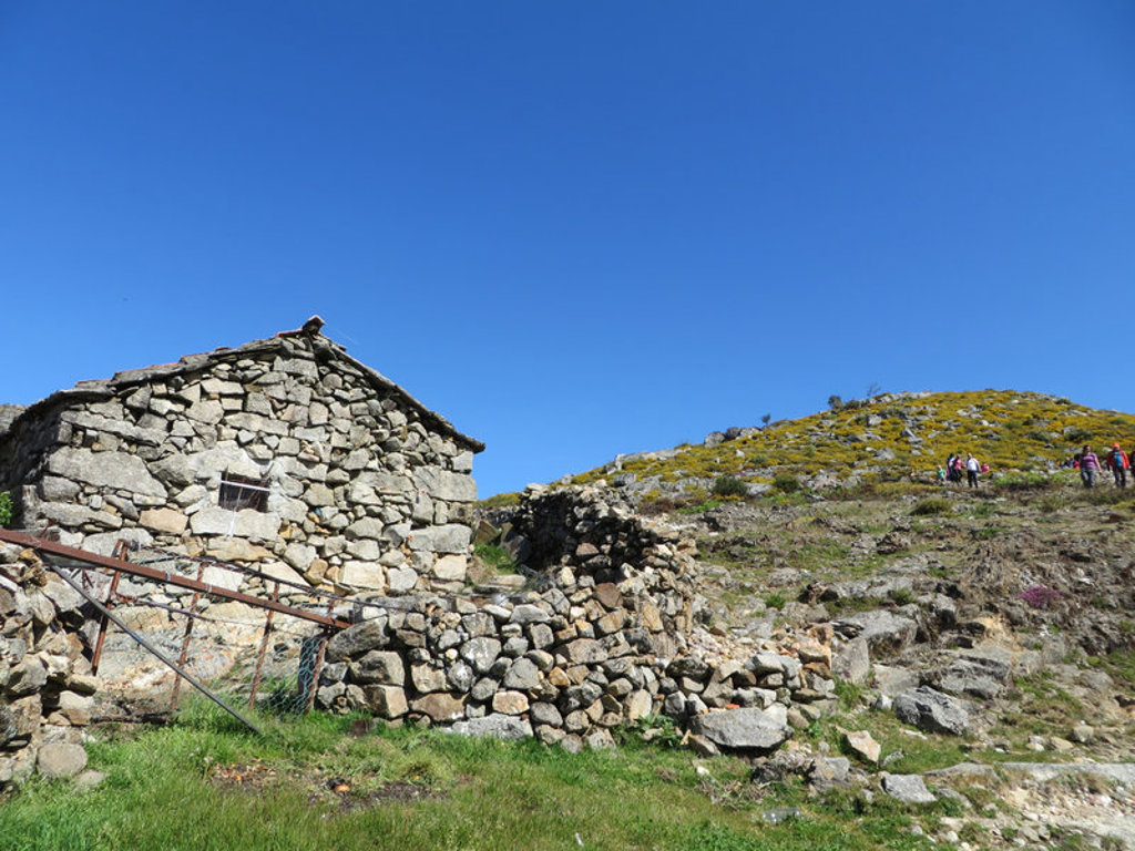 Wandelaars bij een stenen huisje in de Douro Vallei, Portugal.