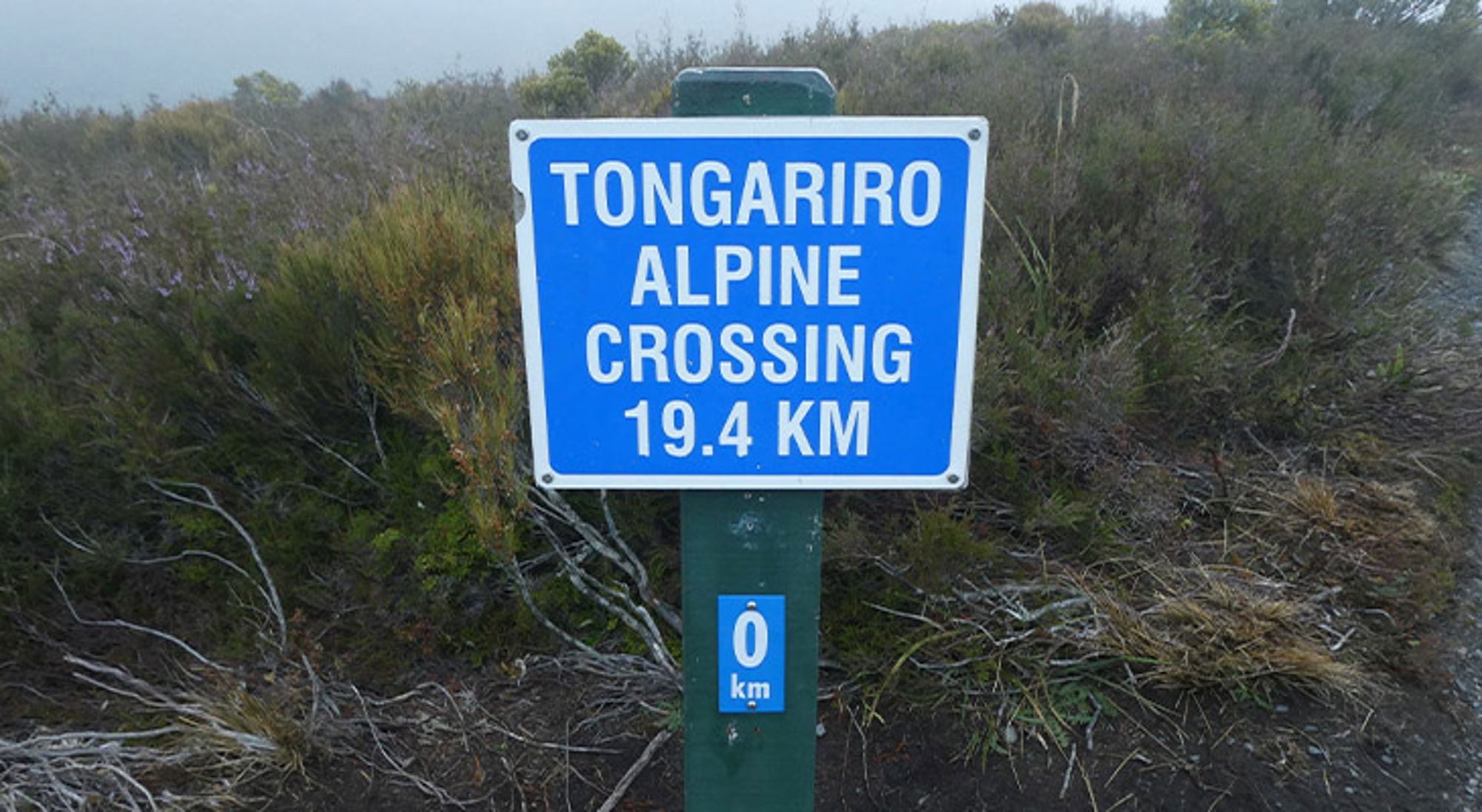 Startpunt Tongariro Alpine Crossing Bord met Tongariro Alpine Crossing 19,4 km bij het startpunt van de wandelroute in Nieuw-Zeeland.