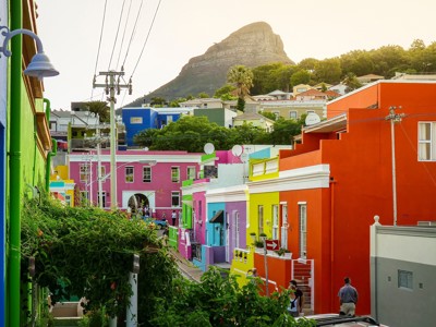 Kleurrijke huizen in de wijk Bo-Kaap in Kaapstad, met de Tafelberg op de achtergrond.