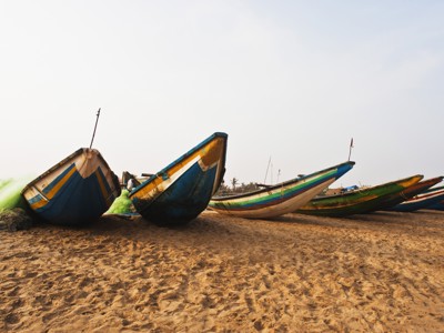 Gekleurde vissersboten op het zandstrand aan de kust van Orissa, India.