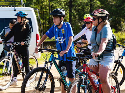 Fietstocht tijdens de Route Mexico, met reizigers op mountainbikes op een zonnig bospad.