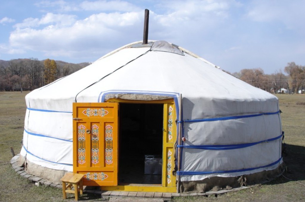 Traditionele Mongoolse ger (yurt) op de steppe tijdens een groepsrondreis door Mongolië.
