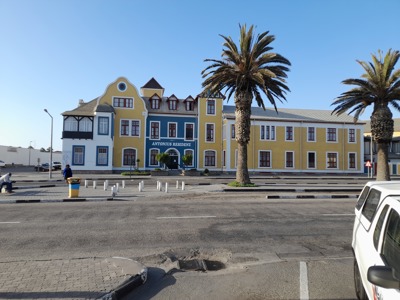 Historisch gebouw Antonius Residenz in Swakopmund, Namibië, met palmbomen aan de boulevard.