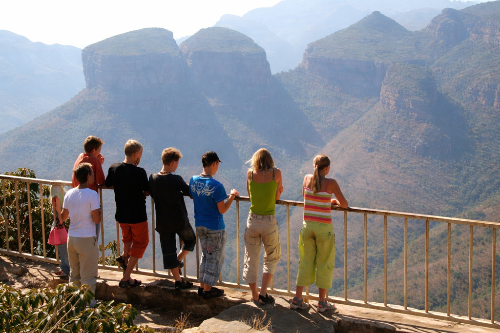 Gezin geniet van uitzicht op de Blyde River Canyon tijdens familiereis Zuid-Afrika en eSwatini.