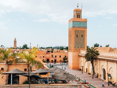 Uitzicht op de Koutoubia-minaret en daken van Marrakech tijdens de Route Marokko.