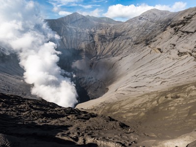 Rokende krater van de Bromo-vulkaan op Java tijdens de Route Java en Bali.
