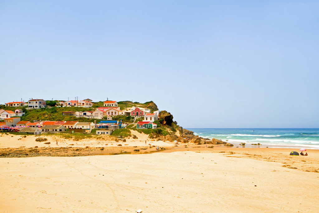 Kustdorpje aan het strand van de Costa Vicentina in Portugal, Alentejo en Algarve.