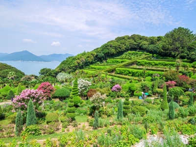Terrastuinen op Oedo Botania met uitzicht op zee en bergen in Zuid-Korea.