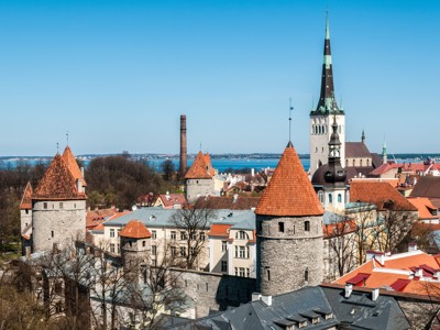 Uitzicht op de oude stad van Tallinn met stadsmuur en kerktorens aan de Baltische Zee.