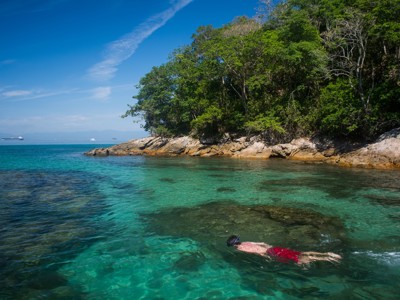 Snorkelen in helderblauw water bij een tropisch eiland aan de kust van Brazilië.