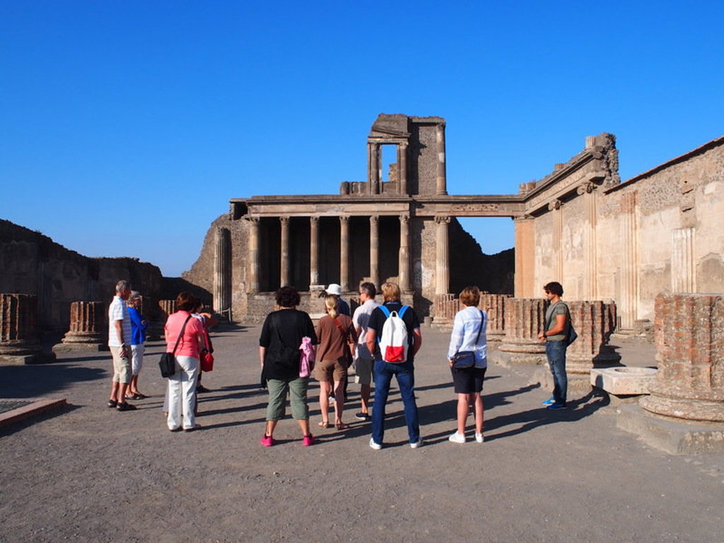 Groep wandelaars bij de ruïnes van Pompeï tijdens een wandelvakantie in Italië, nabij de Amalfikust.
