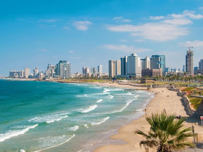 Skyline van Tel Aviv langs het strand aan de Middellandse Zee.