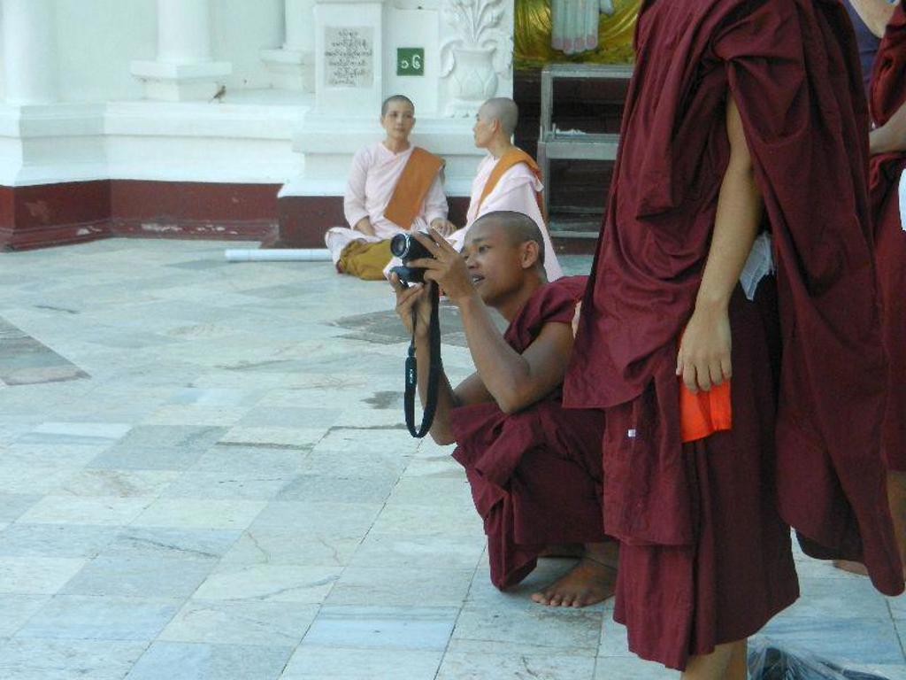Groepsrondreis Myanmar hoogtepunten: vissersboot op het water bij zonsopkomst.