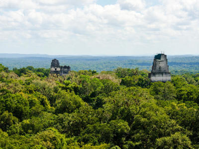 Maya-tempels boven het regenwoud van Tikal National Park in Guatemala.