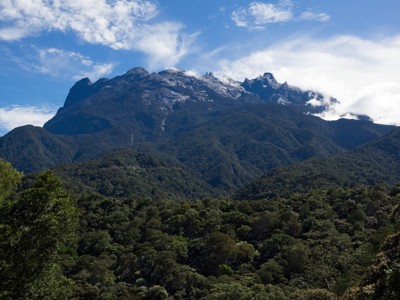 Uitzicht op Mount Kinabalu boven het regenwoud in Maleisisch Borneo.