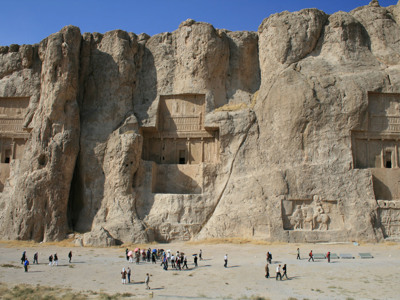 Rotsgraven en reliëfs bij Naqsh-e Rostam, een historische bezienswaardigheid op de route door Iran.