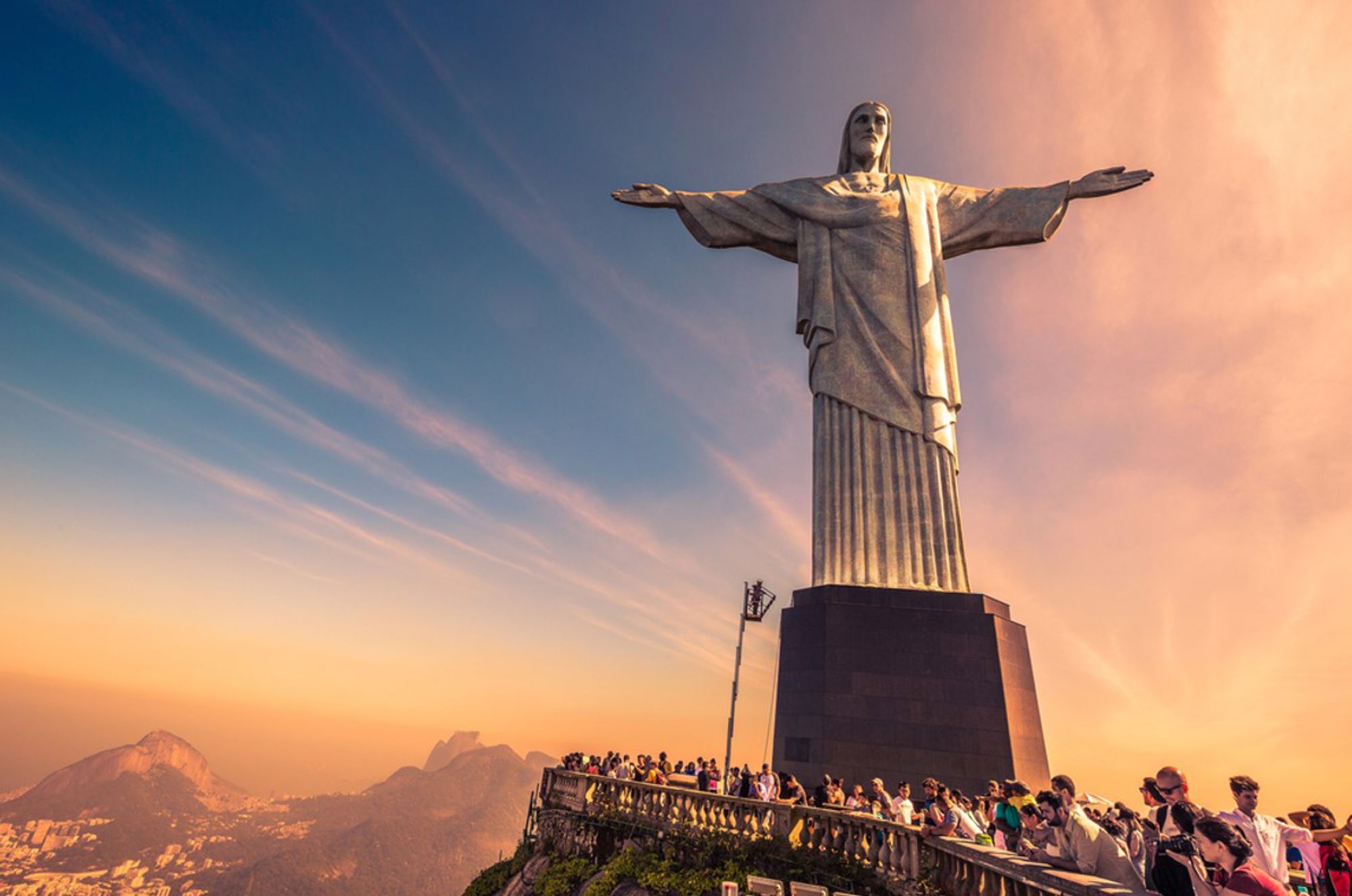 Christus de Verlosser-standbeeld op de Corcovado in Rio de Janeiro bij zonsondergang.