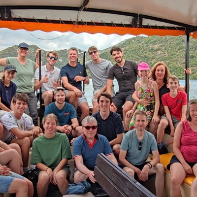 Groep reizigers op een boottocht op het Skadarmeer tijdens familiereis Kroatië en Montenegro.