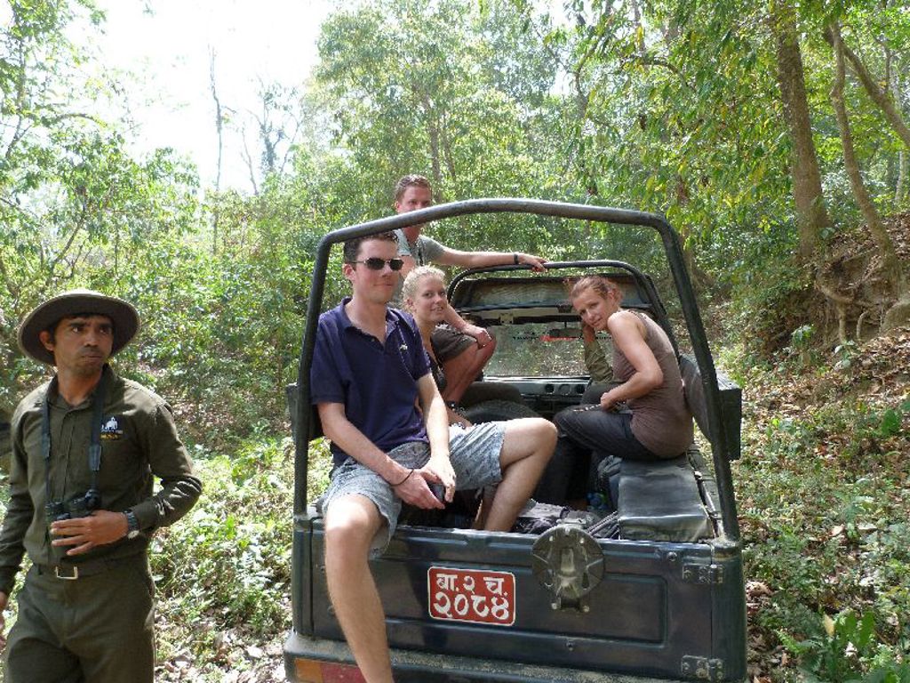 Groepsrondreis Nepal Annapurna Basecamp: reizigers in een jeep op een bosweg in Nepal.