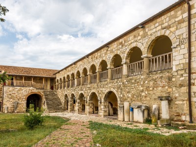 Binnenplaats van het middeleeuwse Ardenica-klooster met stenen bogen, Albanië.