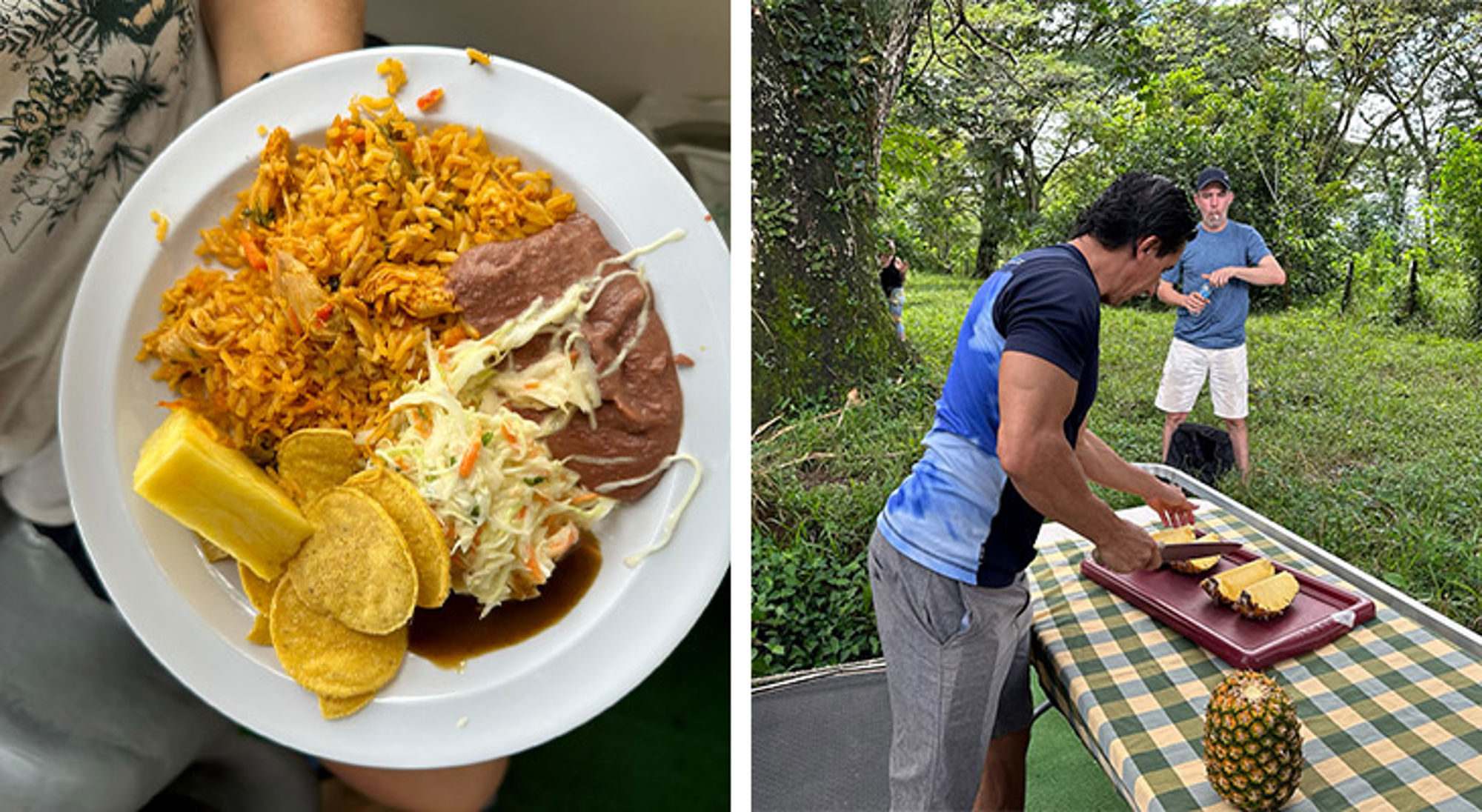 Excursie Caño Negro Lunchbord met rijst, bonen, coleslaw, chips en cassave; gids snijdt ananas tijdens een picknick in het groen.