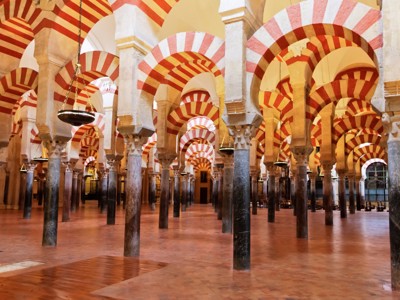 Interieur van de Mezquita in Córdoba met rood-wit gestreepte bogen en zuilen in Andalusië.