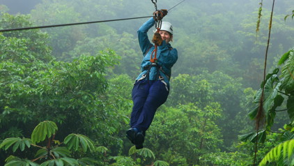 Ziplinen door het groene regenwoud van Costa Rica.