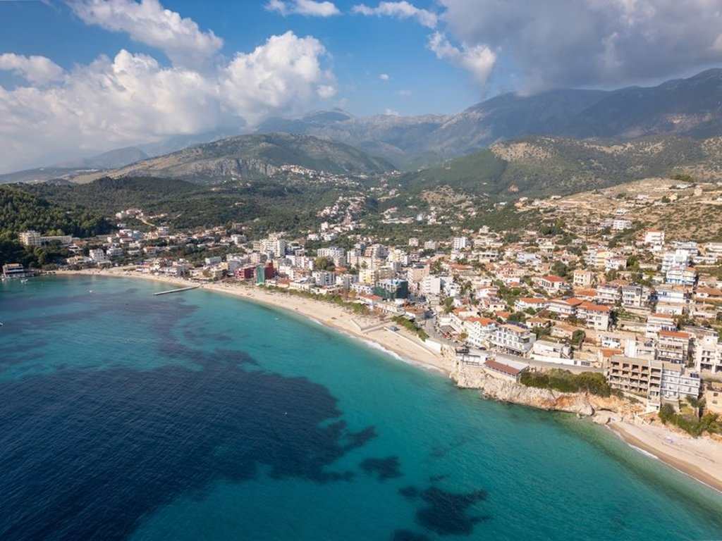 Groepswandeling langs de Albanese Riviera tijdens een wandelvakantie in Albanië.